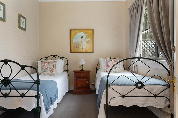 Arendon Cottage LR-13